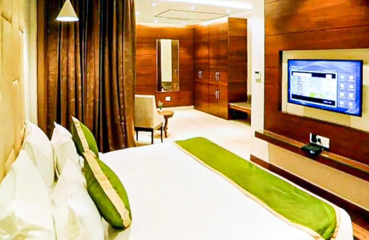 Delux Plaza By WB Inn Agra  Exterior foto